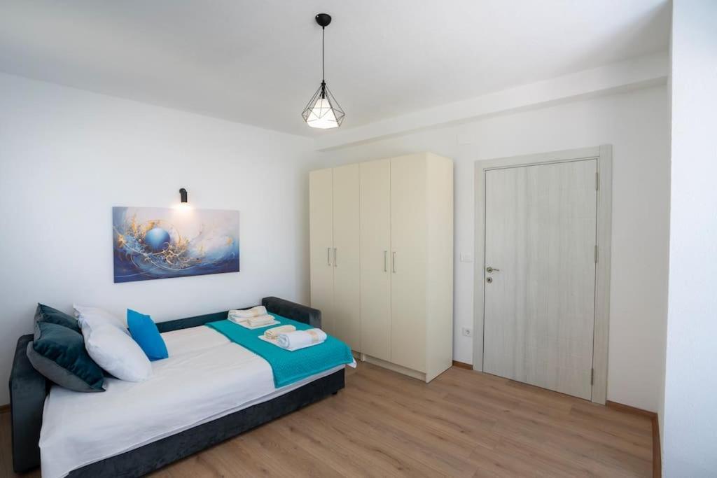 New In Quiet Area No 1 *